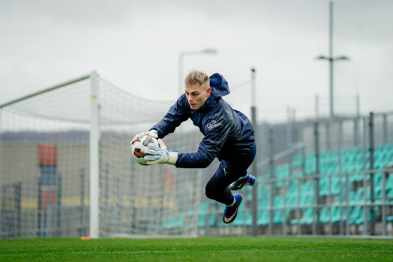 Brankář české reprezentace U21 Adam Dvořák trénuje v rukavicích Brave GK Venom NWB - Oficiální internetový obchod Brave GK