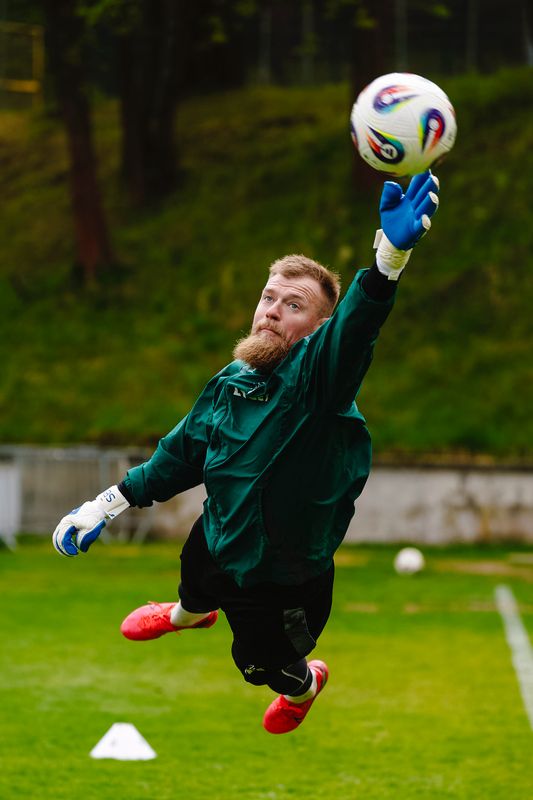 Brankář Lechie Bohdan Sarnavskyi trénuje v Brave GK Air Aqua - Oficiální e-shop Brave GK