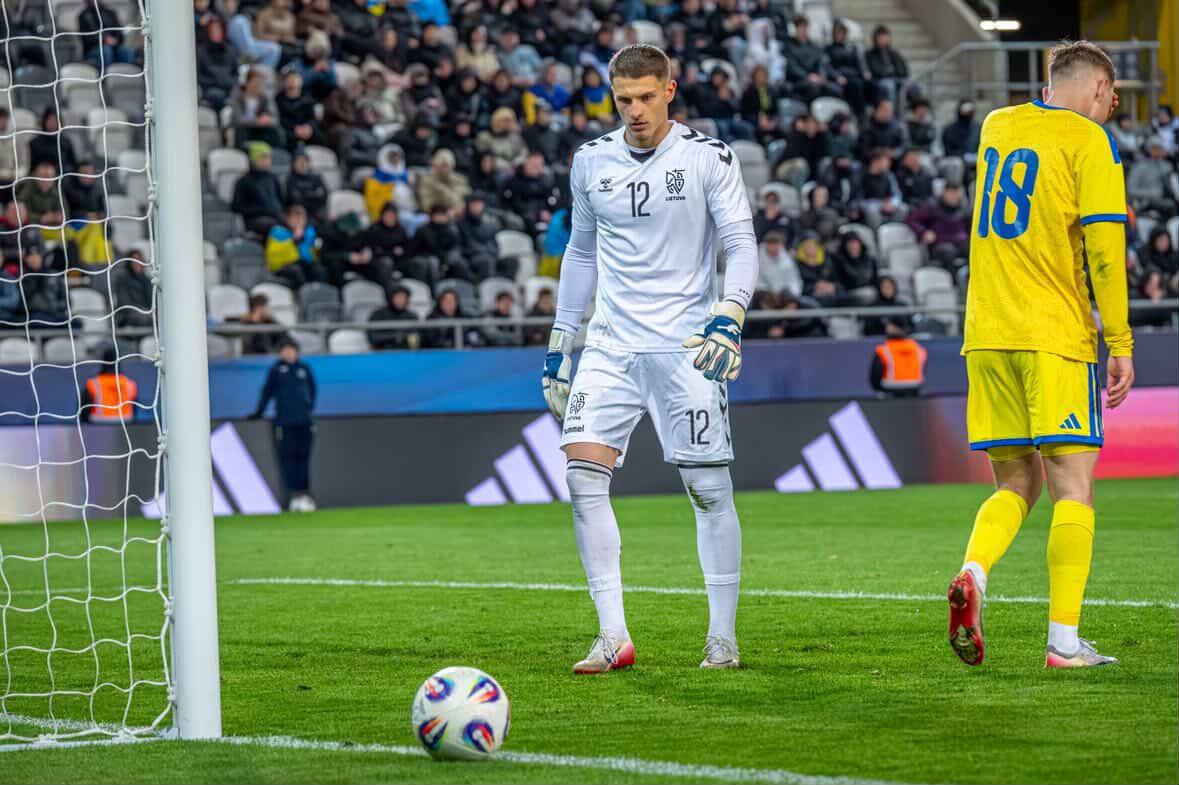 Brankář litevské reprezentace Arnas Voitinovičius odehrál zápas v rukavicích Brave GK Unique NG - Oficiální internetový obchod Brave GK