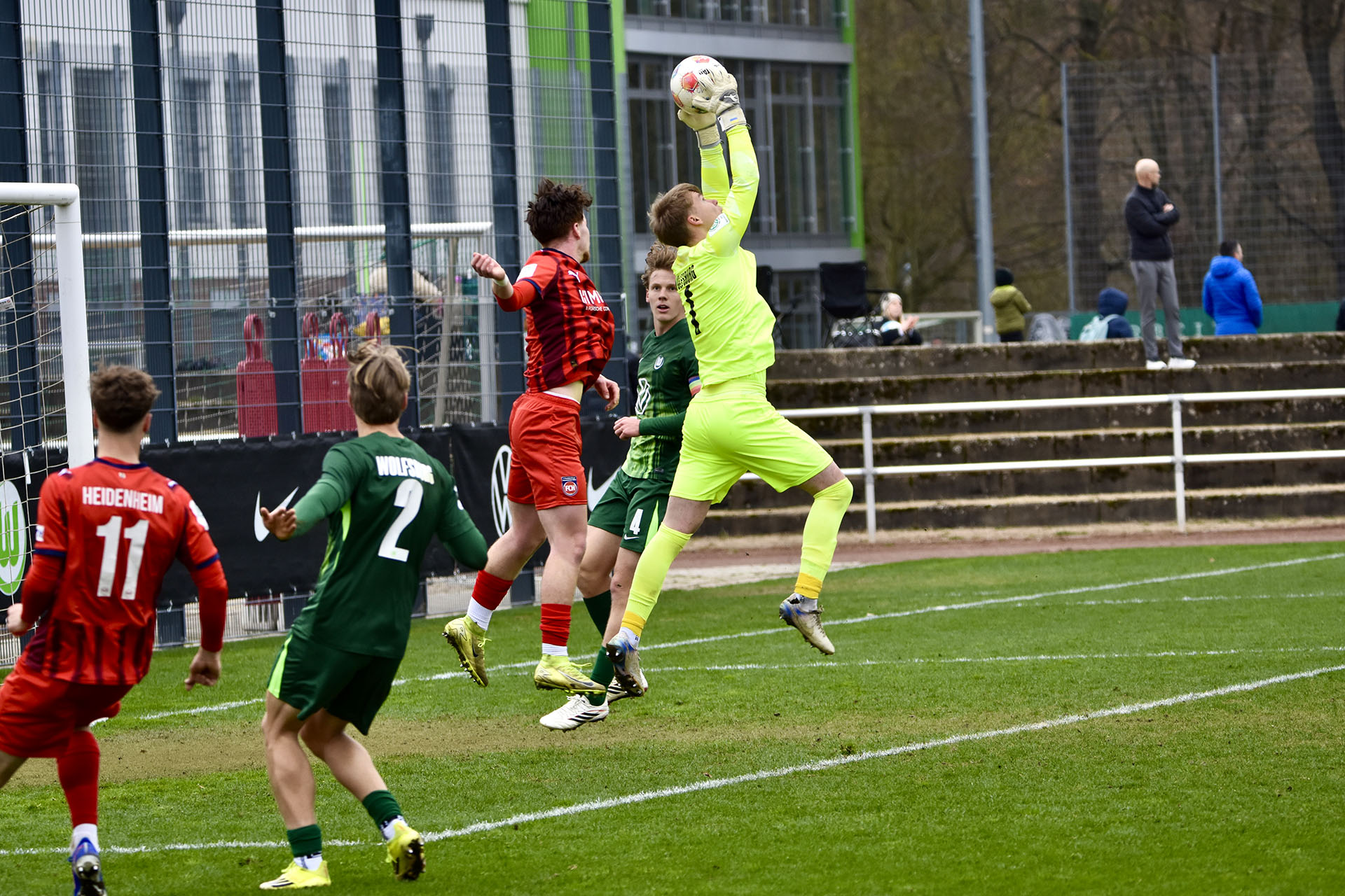 Brankář Wolfsburgu U19 v brankářských rukavicích Brave GK Air - Oficiální internetový obchod Brave GK