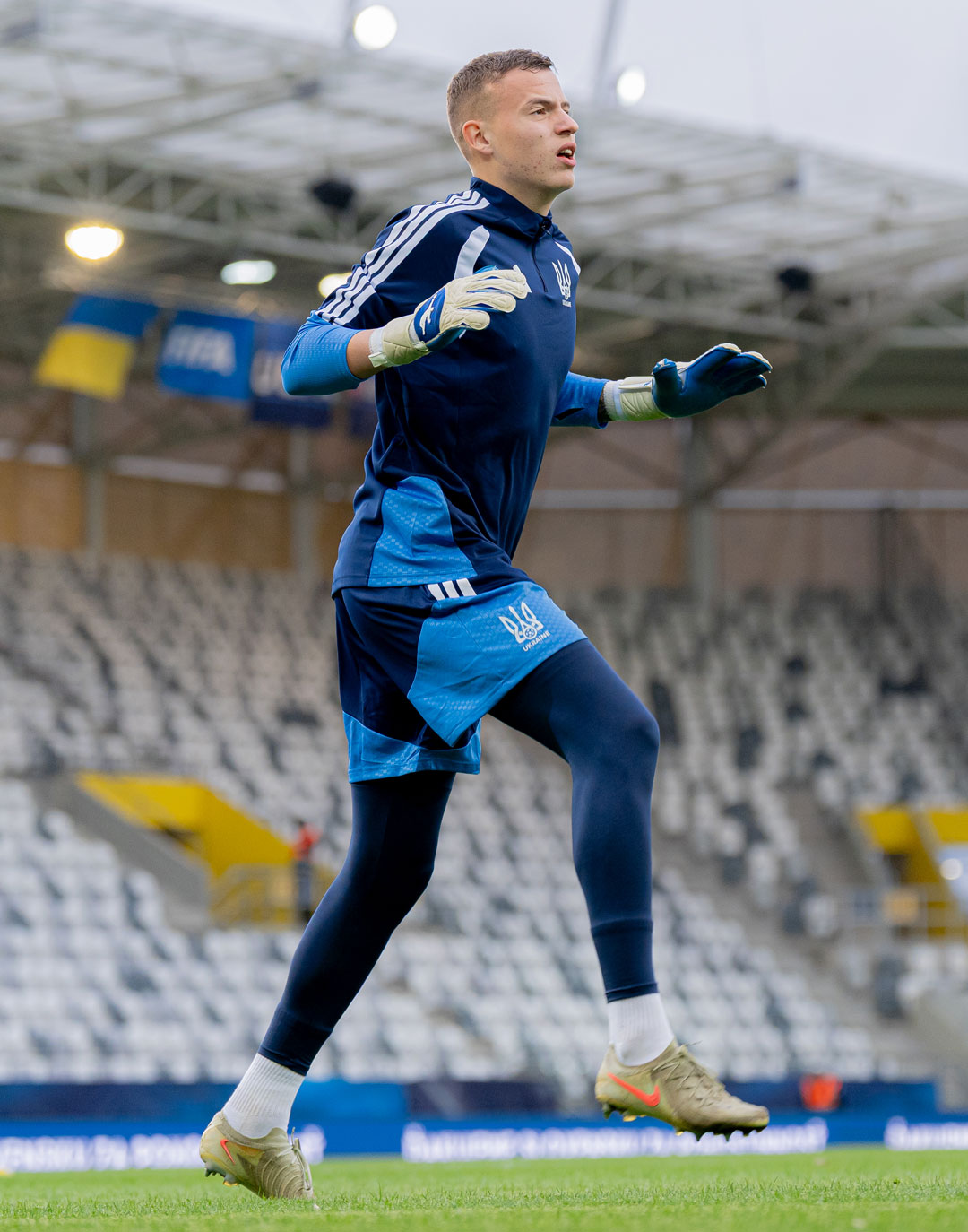 Vladyslav Krapyvtsov trénuje s reprezentací U21 v rukavicích Brave GK Air Aqua - Oficiální internetový obchod Brave GK