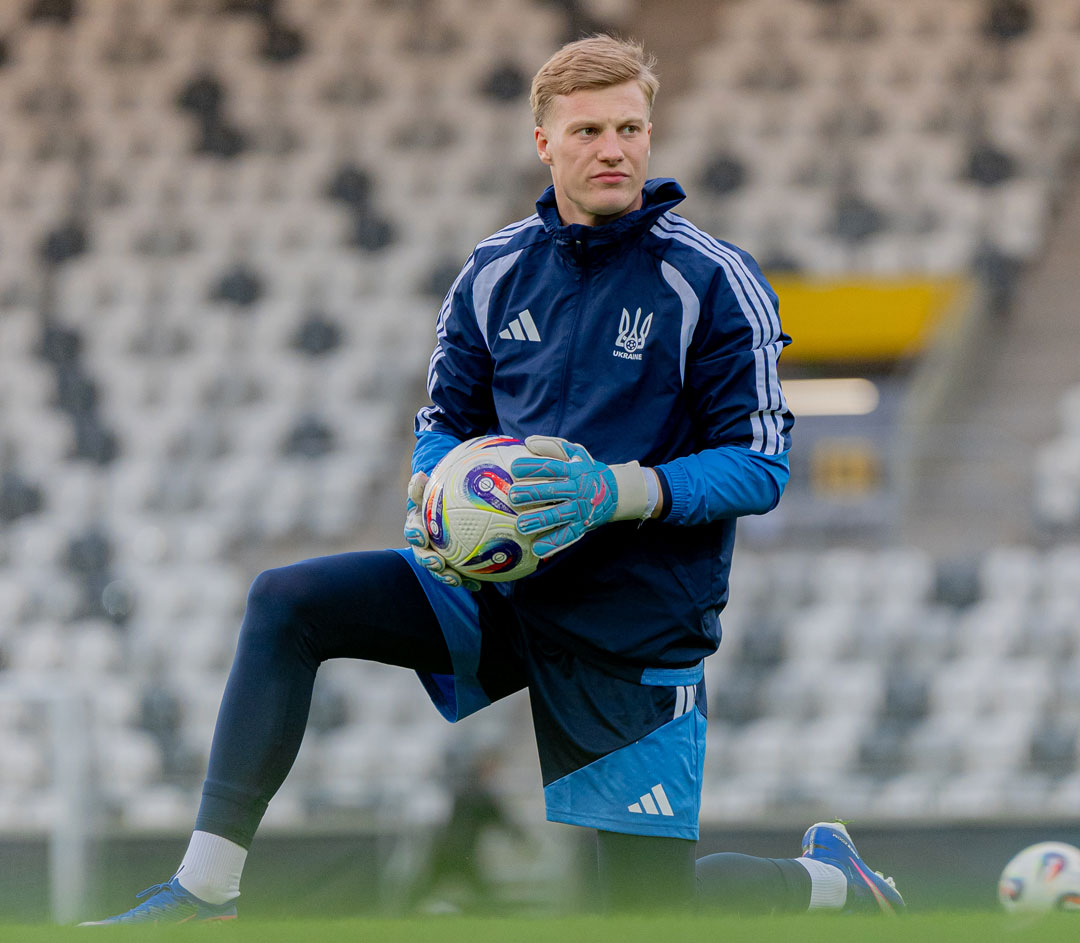 Ivan Pakholiuk na soustředění reprezentace U21 v rukavicích Brave GK Diamond Pink - Oficiální internetový obchod Brave GK
