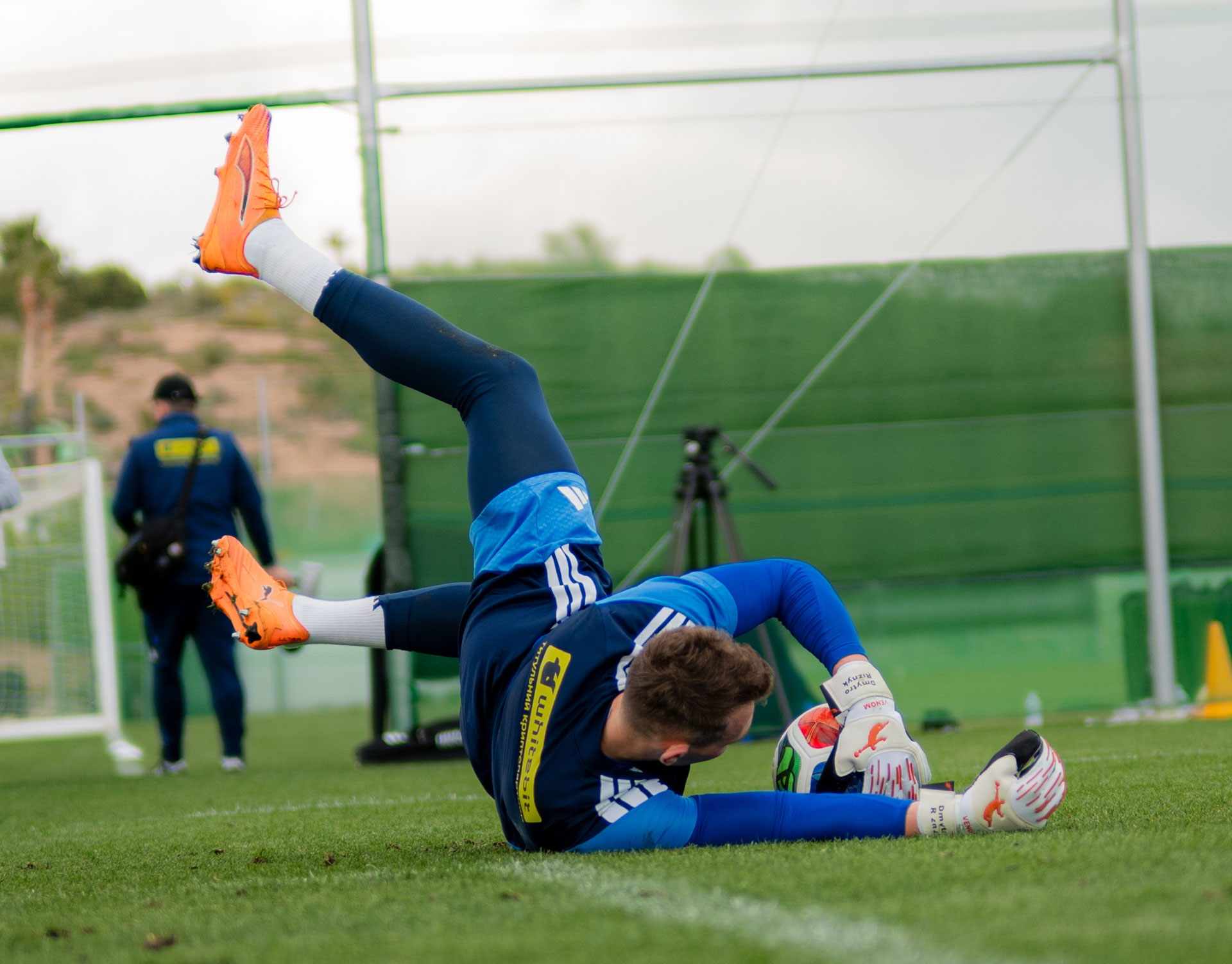 Dmytro Riznyk na srazu národního týmu v rukavicích Brave GK Venom D.R. - Oficiální internetový obchod Brave GK