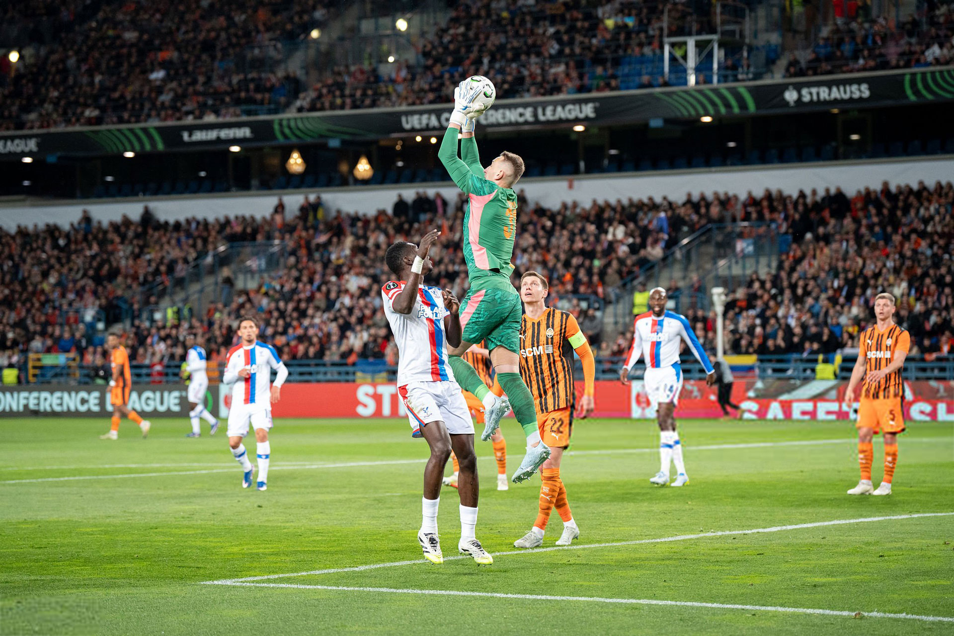 Dmytro Riznyk v brankářských rukavicích Brave GK Venom NWB - Oficiální internetový obchod Brave GK