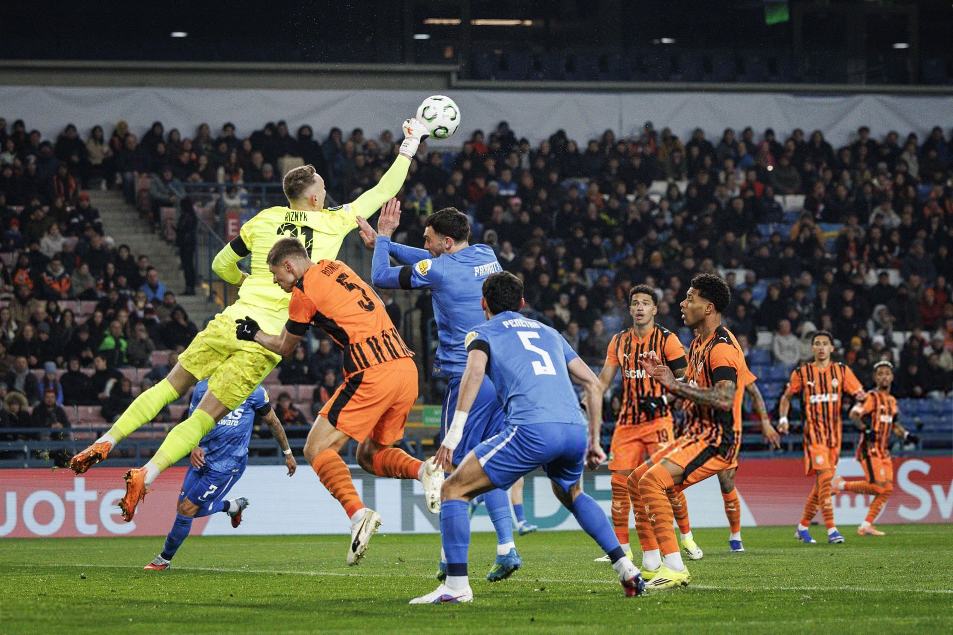 Dmytro Riznyk ve druhém zápase proti AZ v rukavicích Brave GK Venom DR</ - Oficiální internetový obchod Brave GK