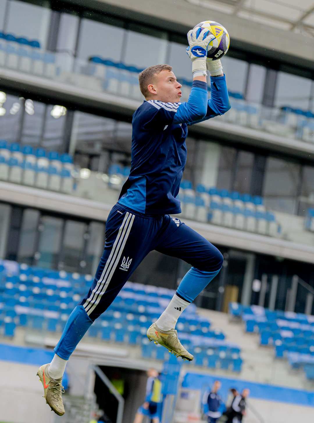Vladyslav Krapyvtsov v zápase mládežnické reprezentace v rukavicích Brave GK Air Aqua - Oficiální internetový obchod Brave GK